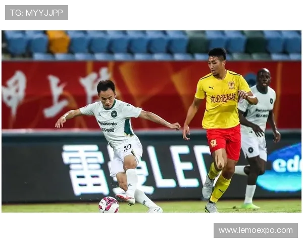 武汉篮球队在全国锦标赛中以82分稳居积分榜首位竞争激烈引人关注