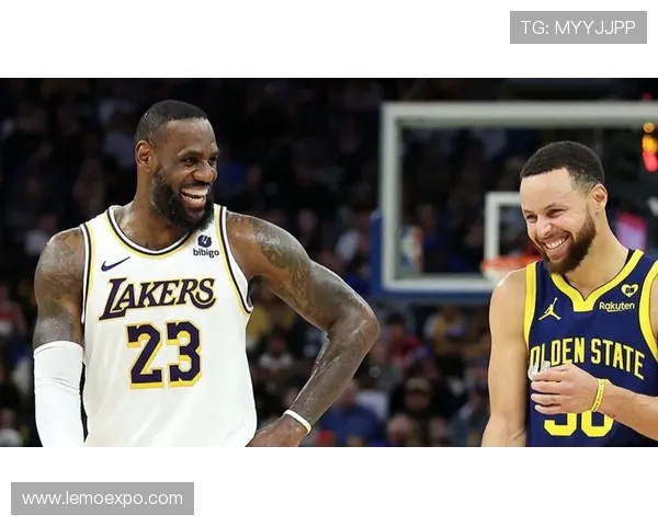 勇士与湖人激战正酣客队主队争夺季后赛席位的关键之战