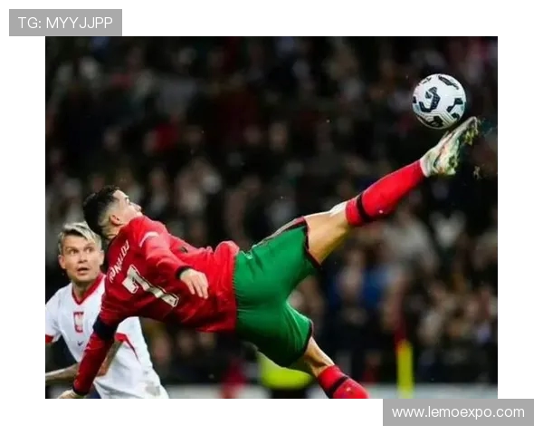 球迷冲进场内抢C罗球衣欧冠赛场上演荒唐一幕