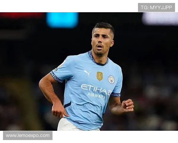 罗德里在曼城的崛起与影响力解析：从青涩小将到中场核心的蜕变之路