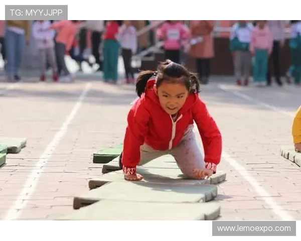 蒙古与香港青年足球对抗赛精彩回顾两队拼搏精神展现青春风采 蒙古与香港青年足球对抗赛精彩回顾两队拼搏精神展现青春风采