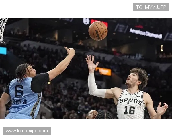 马刺与灰熊激战正酣NBA赛场精彩瞬间回顾与分析