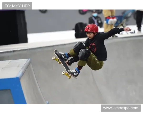 成都滑板精英赛回顾：成都滑板队展现出色力量与技巧的精彩表现